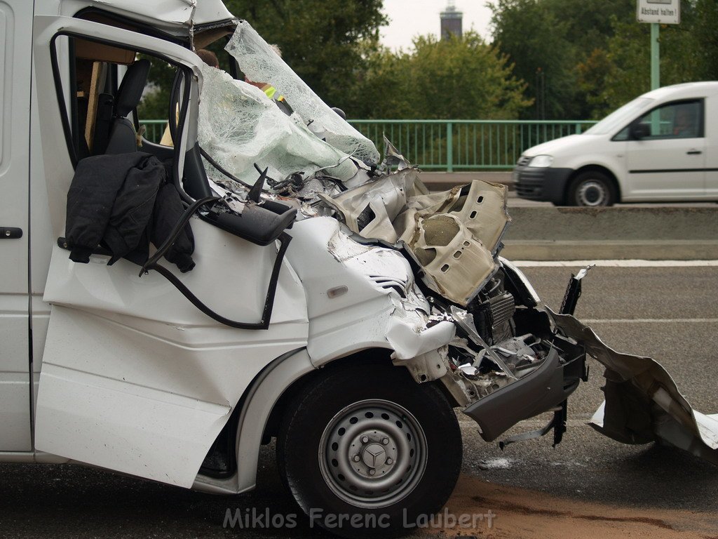 VU Transporter Lkw Zoobruecke Rich Koeln    P22.JPG